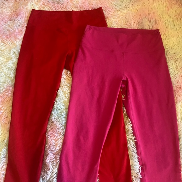Red and pink power-hold fabletics leggings - Picture 2 of 3